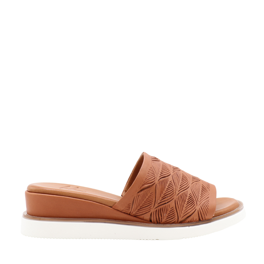 Mule compensée Dana – Cuir Gravé & Confort Absolu